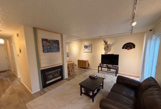 Building Photo - Spacious 3BR Townhome | 50 Yards to Coal Creek Trail!!