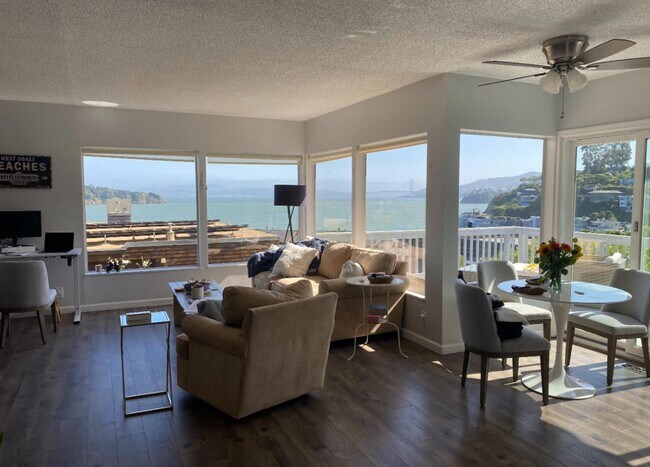 Building Photo - Paradise Drive View Home