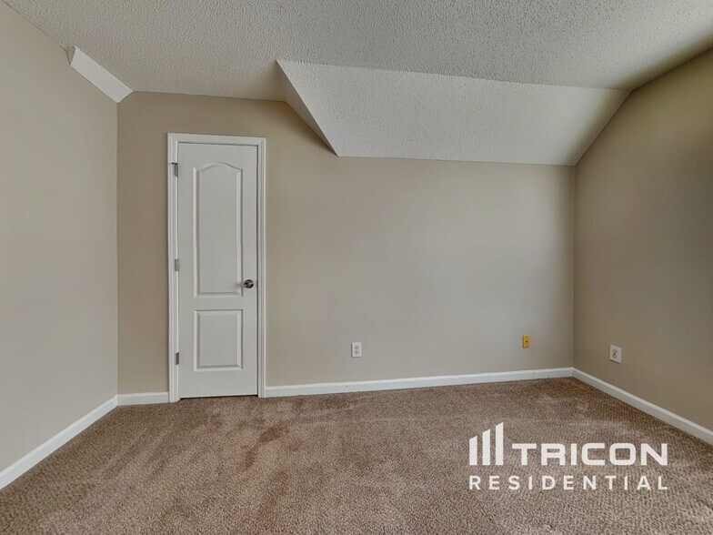 Building Photo - 130 Kyle Way