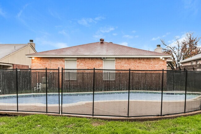 Building Photo - 526 Berryhill Dr