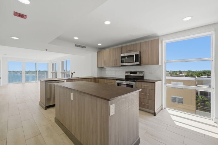Building Photo - 3901 S Flagler Dr