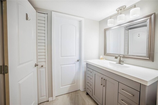 Building Photo - 7300 Sun Island Dr S