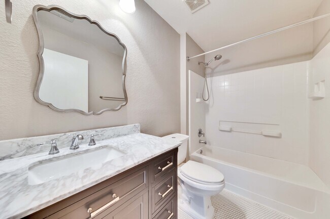 Building Photo - 5609 Silver Screen Dr