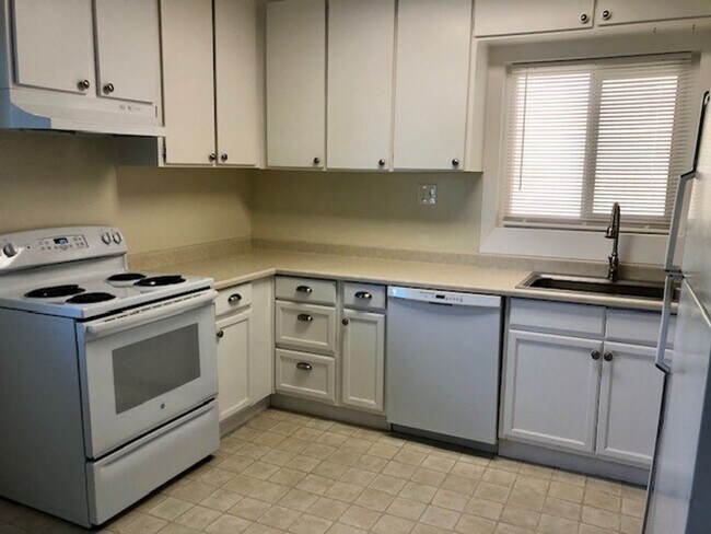 Building Photo - Charming 2 bedroom, 1.5 bath home near Sutter Street