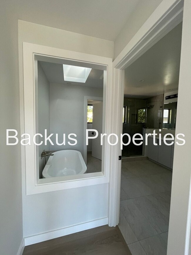 Building Photo - Wonderful three bedroom home with great views