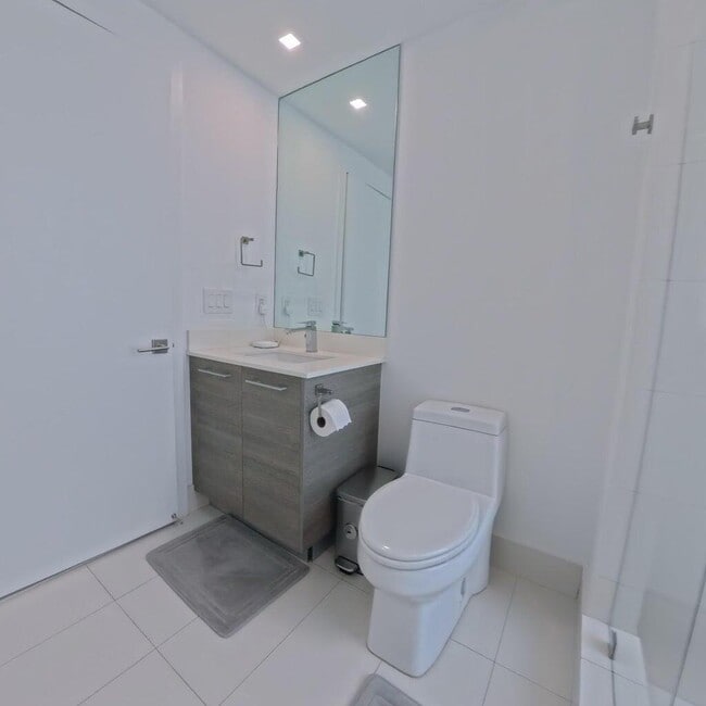 Building Photo - 650 NE 32nd St