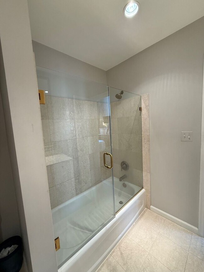 Building Photo - Charming 2BR | 2BA Condo in Logan Circle