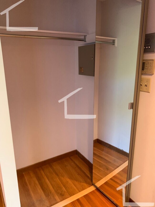 Building Photo - Coolidge Corner 1-Bed with Laundry in Unit...