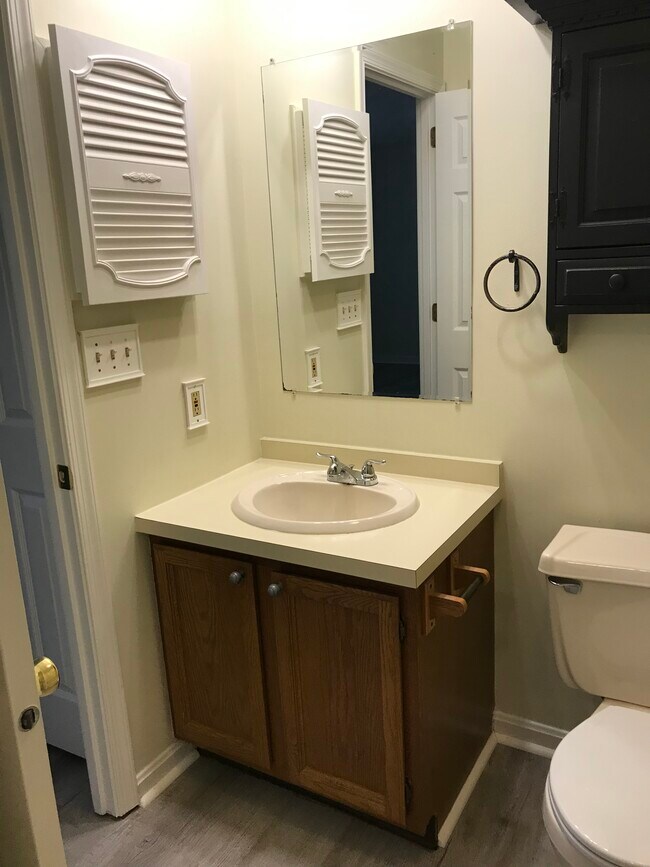 Building Photo - 1111 Cambridge Ct