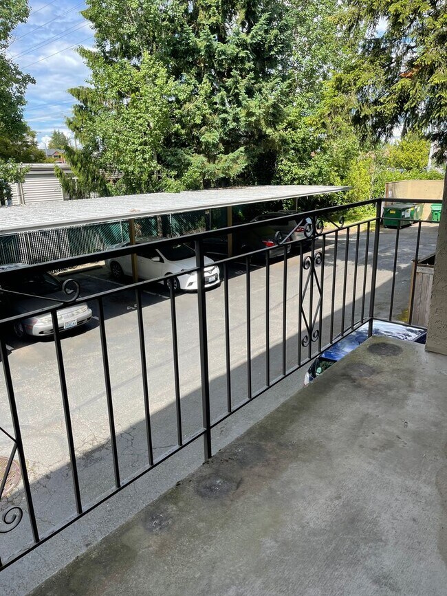 Building Photo - Spacious Condo in North Seattle!