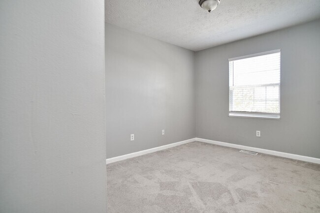 Building Photo - For Rent-4BDRM, 2.5BA Home in Ashwood