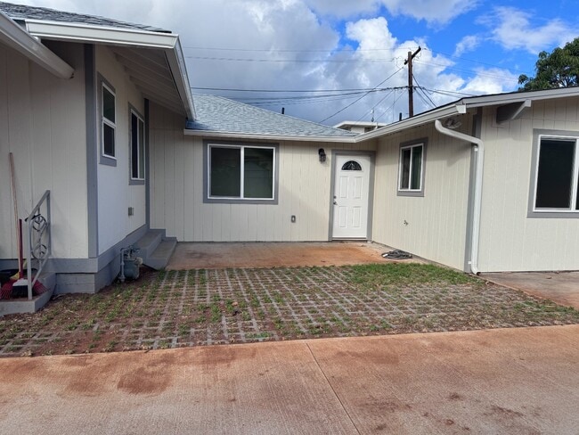 Building Photo - Renovated with split AC in Kaimuki