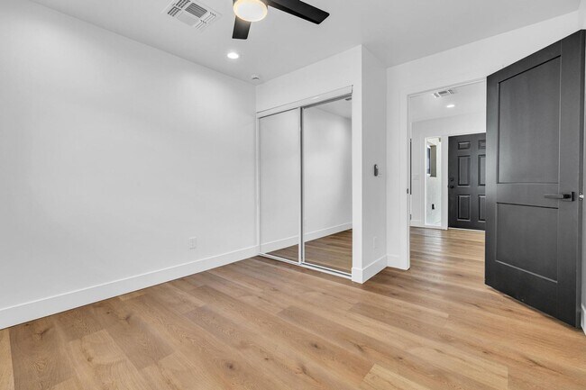 Building Photo - 6 Bedroom/4 Bath - Fully Remodeled