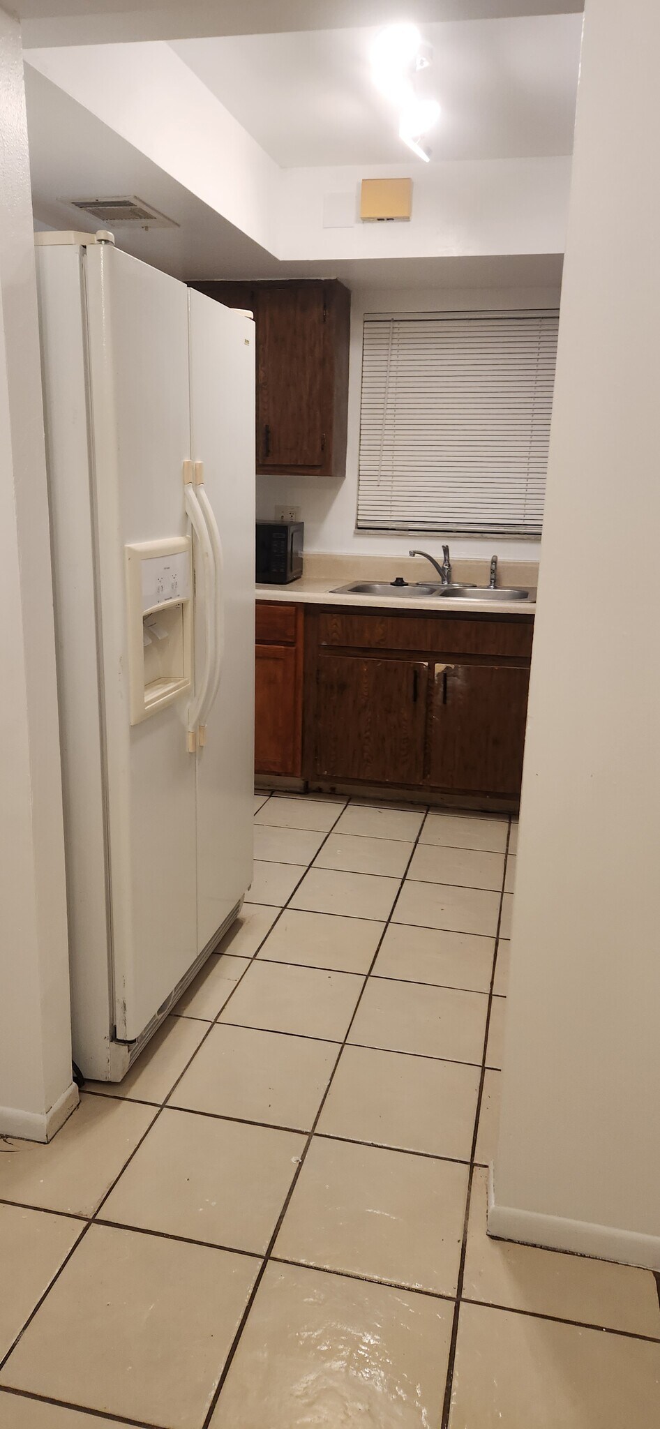 Kitchen - 1552 University Ln