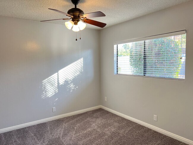 Building Photo - SOUTHWEST BAKERSFIELD  MOVE-IN-SPECIAL **FIRST MONTH'S RENT FREE!!**
