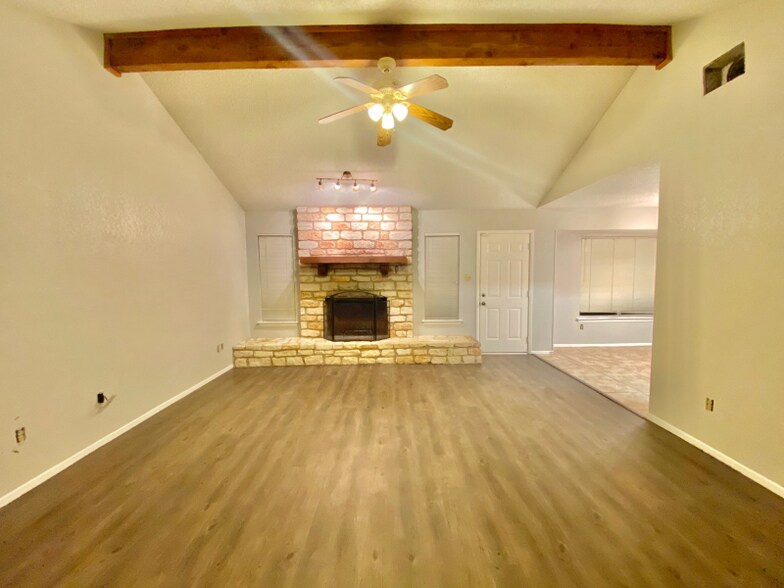 Building Photo - 908 Garden View Dr