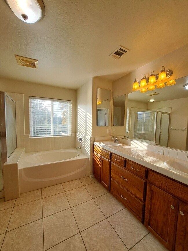 Building Photo - Spacious 2-Story Fresno Home with Bonus Room!