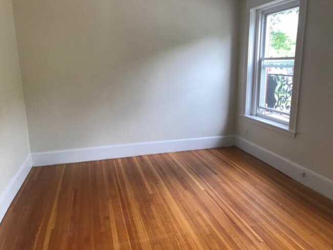 Building Photo - 9/1 Coolidge Corner 3BR (2 split) with heat included, balcony, No Fee!