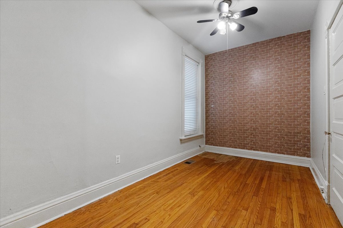 Building Photo - 3046 N Kenmore Ave