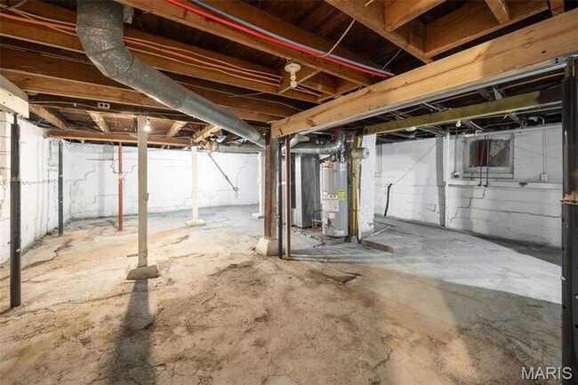 Building Photo - Completely remodeled and move-in ready!