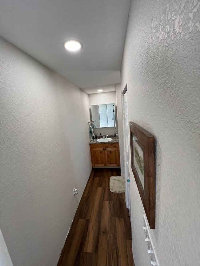 Building Photo - Newly Remodeled 1 Bedroom