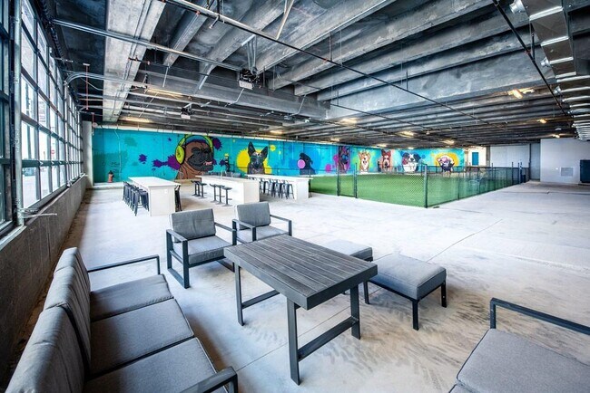 Building Photo - 933 McGee St