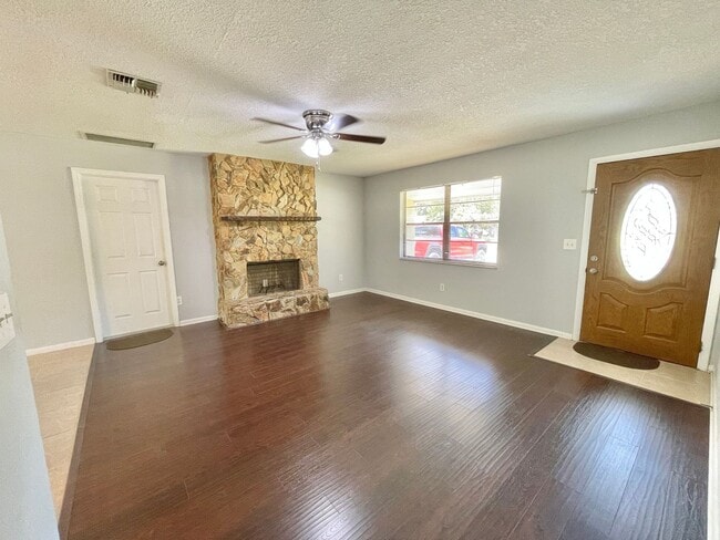 Building Photo - 3BR 1BA Annual Rental Available Now
