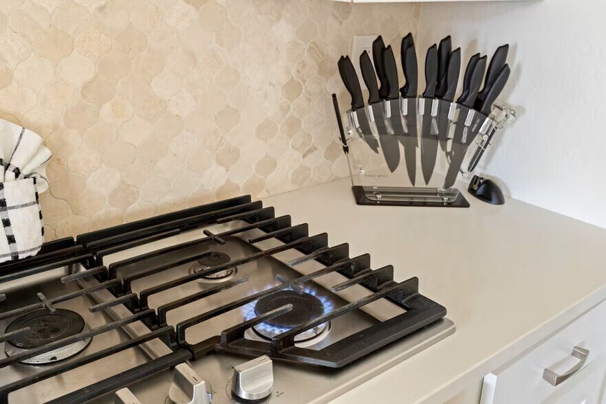 Building Photo - 2437 E Alta Vista Rd