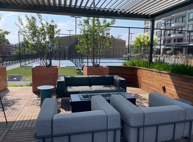 Building Photo - 2020 N Lincoln Park W
