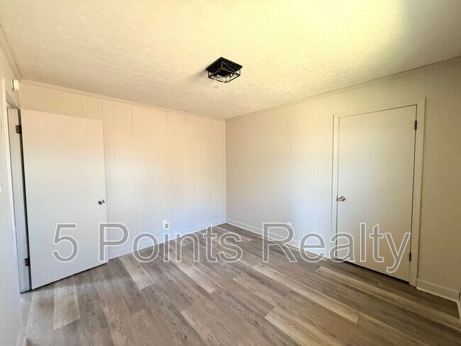 Building Photo - 2121 Bracey Cir