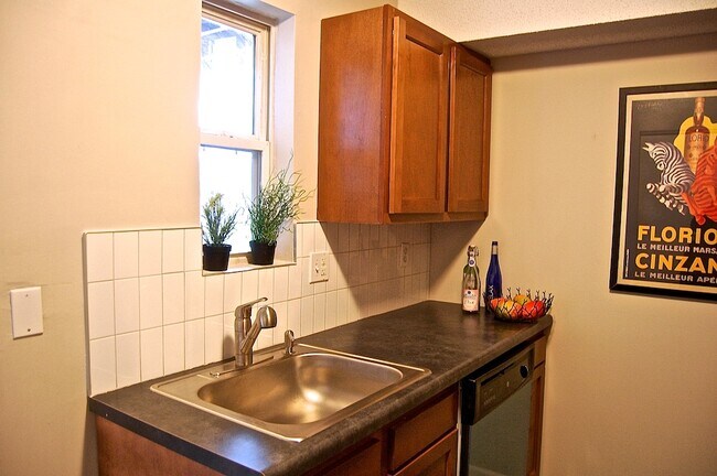 Interior Photo - Arabell - 3740 Warwick