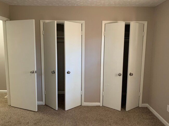 Building Photo - Two bedroom Townhouse! (Shameika)