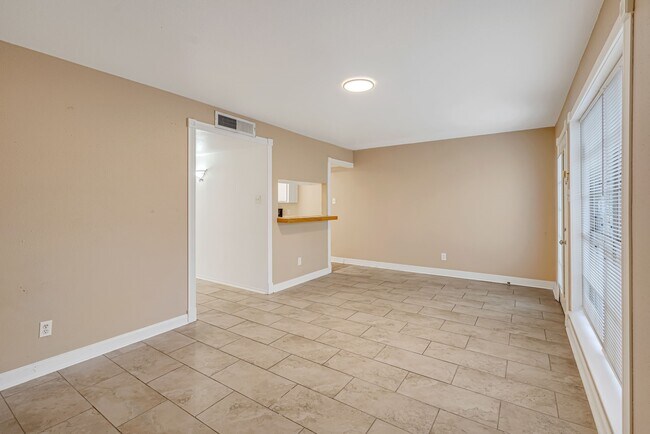 Building Photo - 1057 Willow Oaks Cir
