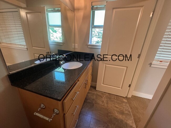 Building Photo - 2 bedroom 2.5 bath townhouse in Cal Young Area