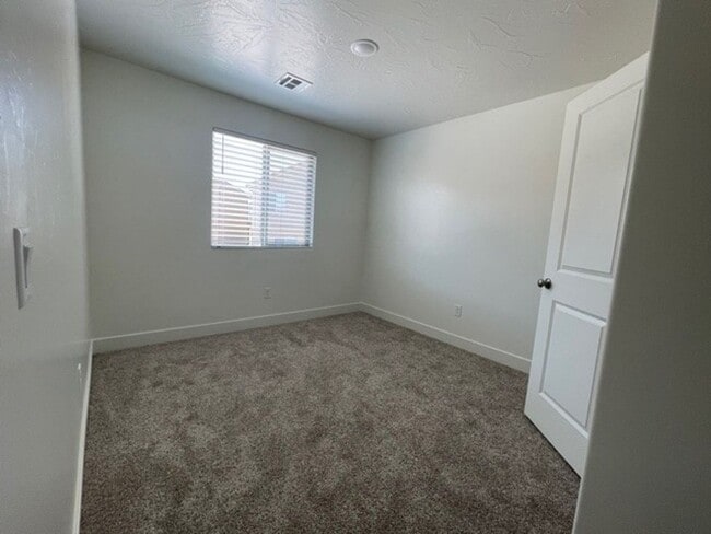 Building Photo - Desert Bluff 4 Bed Home!