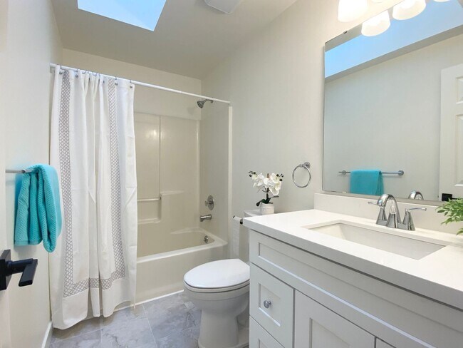 Building Photo - FULLY UPDATED Auburn home near Thomas Jefferson HS