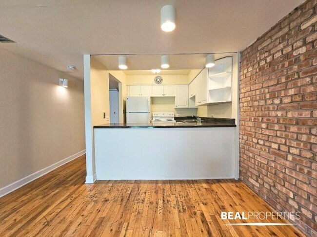 Building Photo - 2 bedroom in CHICAGO IL 60610