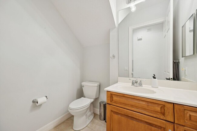 Building Photo - WALK TO THE BEACH!