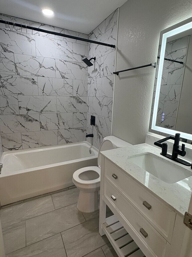 Building Photo - 3/2/2 with Solar!