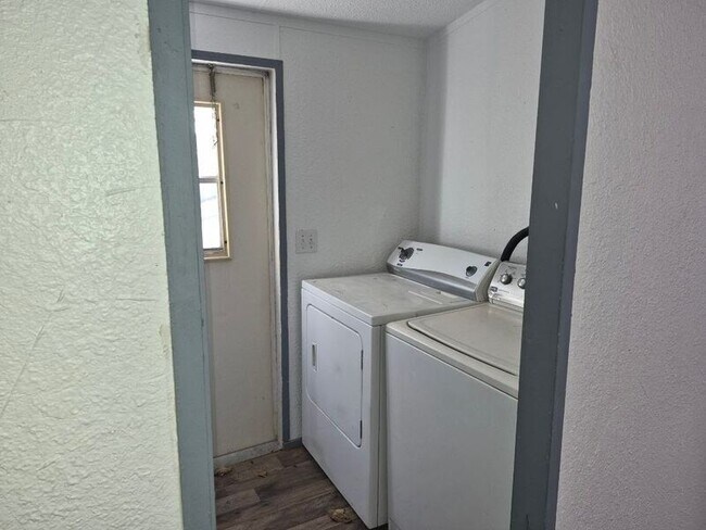 Building Photo - 209 S Avenue