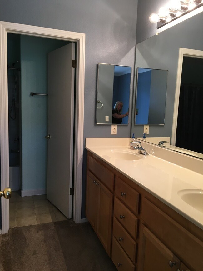 Building Photo - Updated Roseville Home