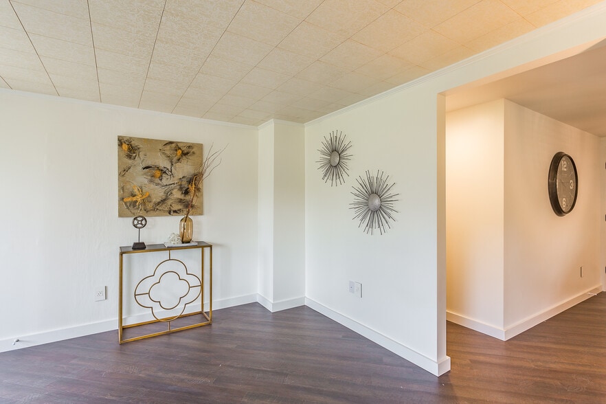 large front living room - 8011 Shallowford Rd