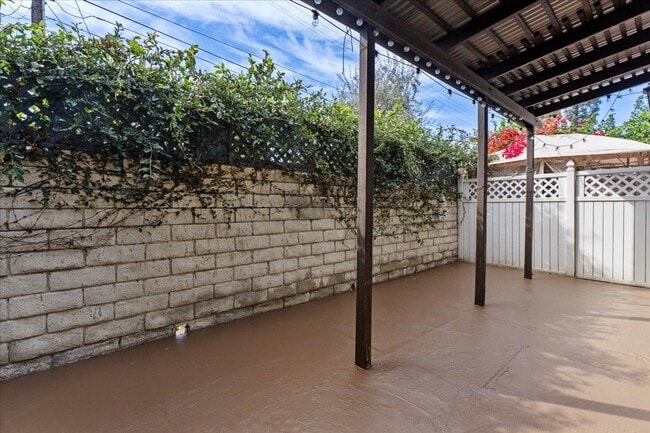 Building Photo - Private Direct-Access 3 Bedroom Townhome with 2 Car Garage, Patio, Balcony, Pool and Tennis