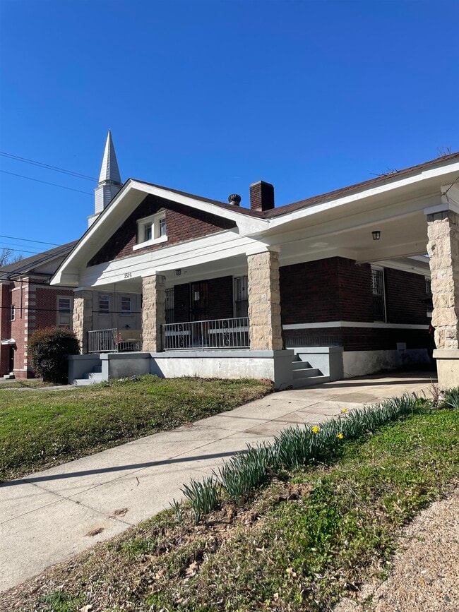 Building Photo - 2526 Yale Ave