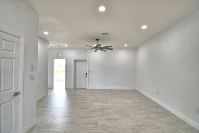 Building Photo - 7951 Sarasota Dr