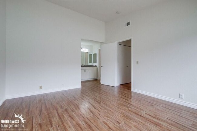 Building Photo - Beautiful 2Bdm 2Ba Condo in La Jolla Colon...