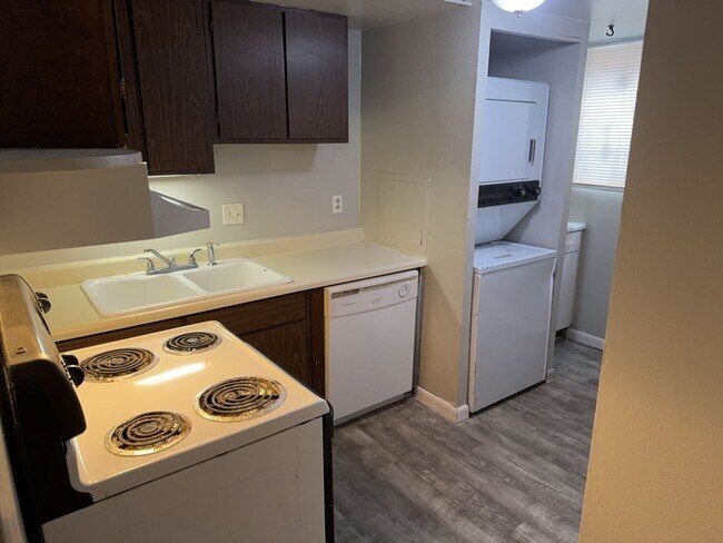 Building Photo - 3 Bedroom 1 Bath Basement Apartment
