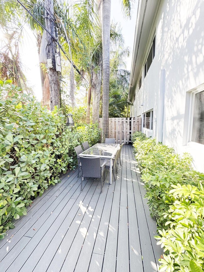 Building Photo - 234 Oleander Ave