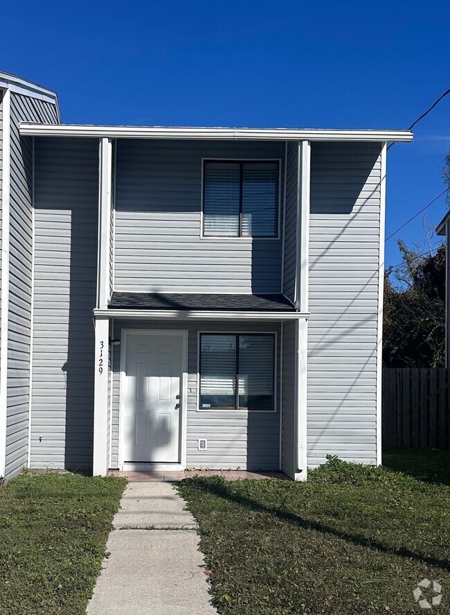 Building Photo - Adorable end unit with 2 Bedroom 1.5 bath ...