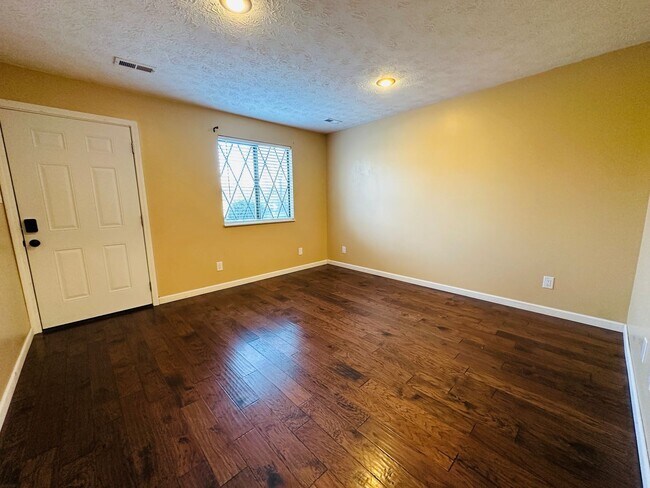 Building Photo - Charming 2-Story Condo in Quiet Knoxville Community – Minutes from Downtown!